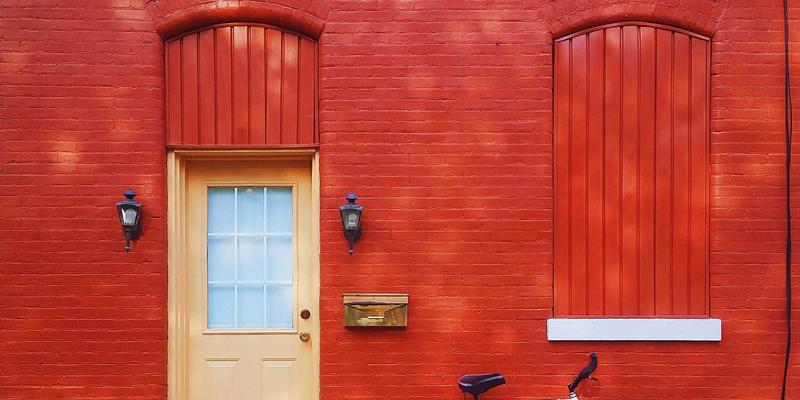 信阳户外大屏投放：赛博朋克美学如何引爆品牌战略与视觉传达？