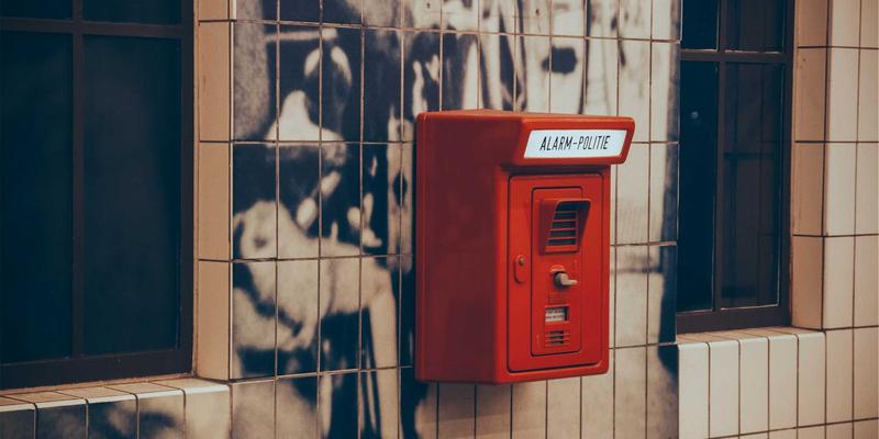 赛博朋克视觉入侵社区:信阳梯媒广告如何精准撬动家庭消费决策